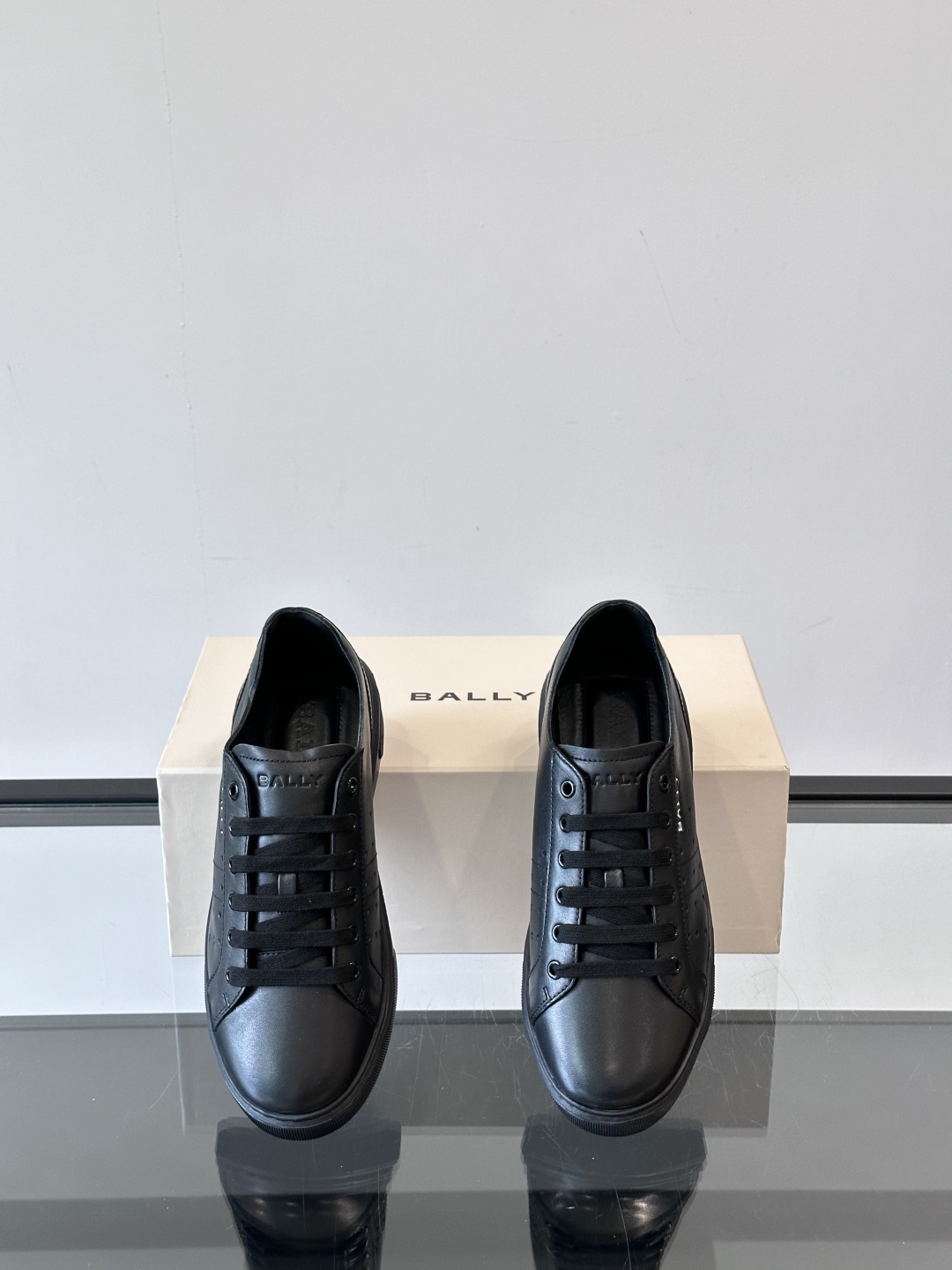 Bally/巴利 RAISE男士新款皮革休闲运动鞋✅这款运动鞋采用进口小牛皮鞋面‼️融入撞色刺绣和皮革线