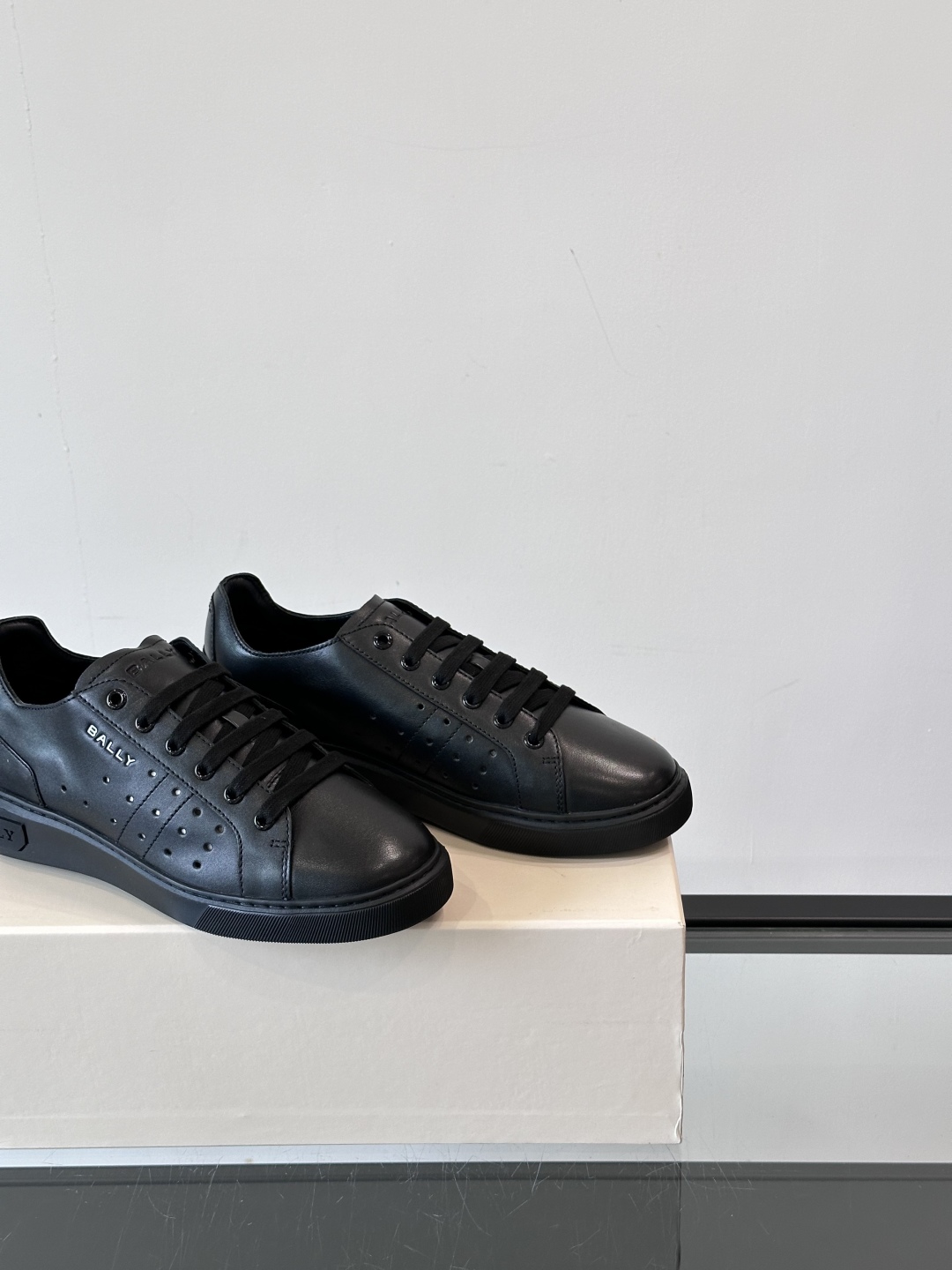 Bally/巴利 RAISE男士新款皮革休闲运动鞋✅这款运动鞋采用进口小牛皮鞋面‼️融入撞色刺绣和皮革线