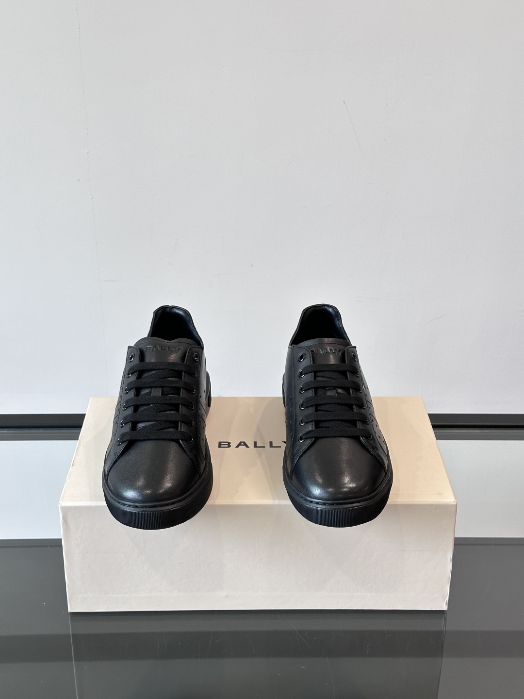 Bally/巴利 RAISE男士新款皮革休闲运动鞋✅这款运动鞋采用进口小牛皮鞋面‼️融入撞色刺绣和皮革线