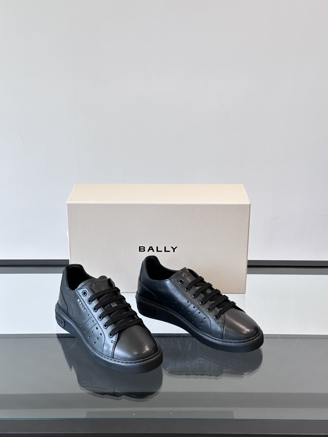 Bally/巴利 RAISE男士新款皮革休闲运动鞋✅这款运动鞋采用进口小牛皮鞋面‼️融入撞色刺绣和皮革线
