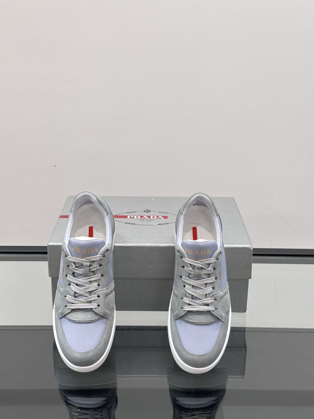 Prad*普拉达春夏新品男士高端运动鞋，这款运动鞋休闲百搭，选用头层牛皮打造，橡胶大底，脚感非常舒适，运