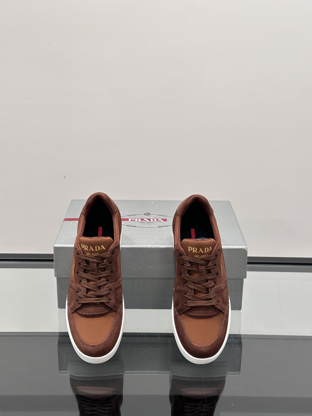 Prad*普拉达春夏新品男士高端运动鞋，这款运动鞋休闲百搭，选用头层牛皮打造，橡胶大底，脚感非常舒适，运