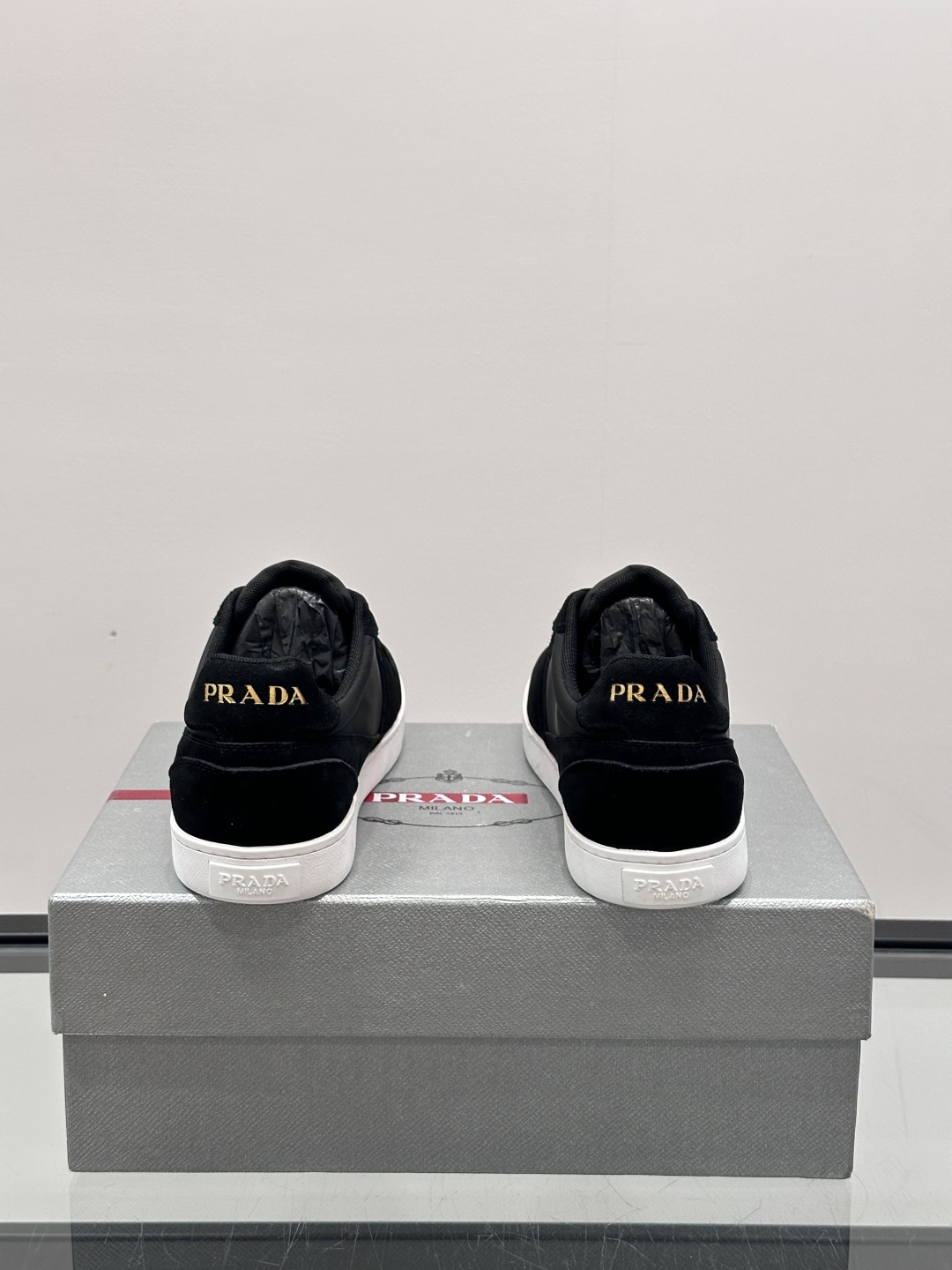 Prad*普拉达春夏新品男士高端运动鞋，这款运动鞋休闲百搭，选用头层牛皮打造，橡胶大底，脚感非常舒适，运