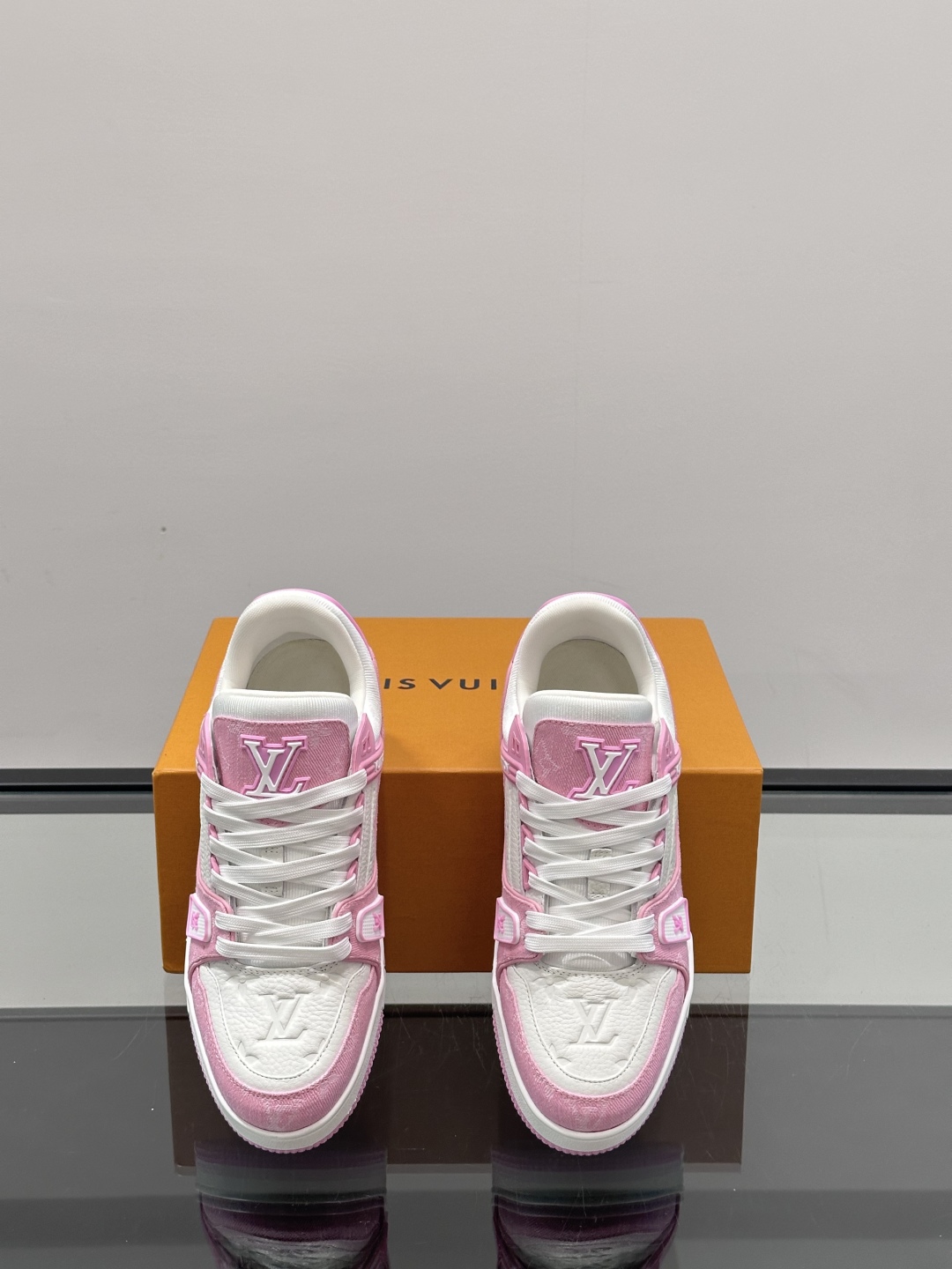 驴家 新配色 情侣款trainer运动鞋，本款 LV Trainer 运动鞋取材柔软粒面小牛皮，呈现纯净