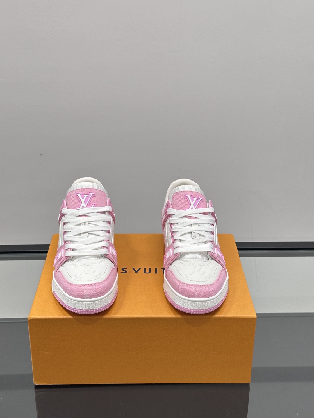 驴家 新配色 情侣款trainer运动鞋，本款 LV Trainer 运动鞋取材柔软粒面小牛皮，呈现纯净