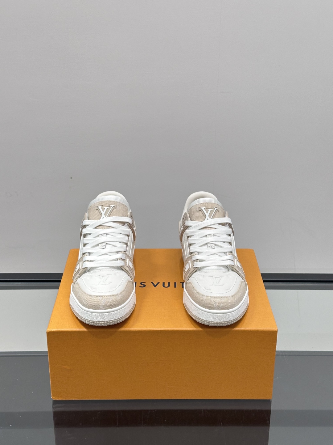 驴家 新配色 情侣款trainer运动鞋，本款 LV Trainer 运动鞋取材柔软粒面小牛皮，呈现纯净