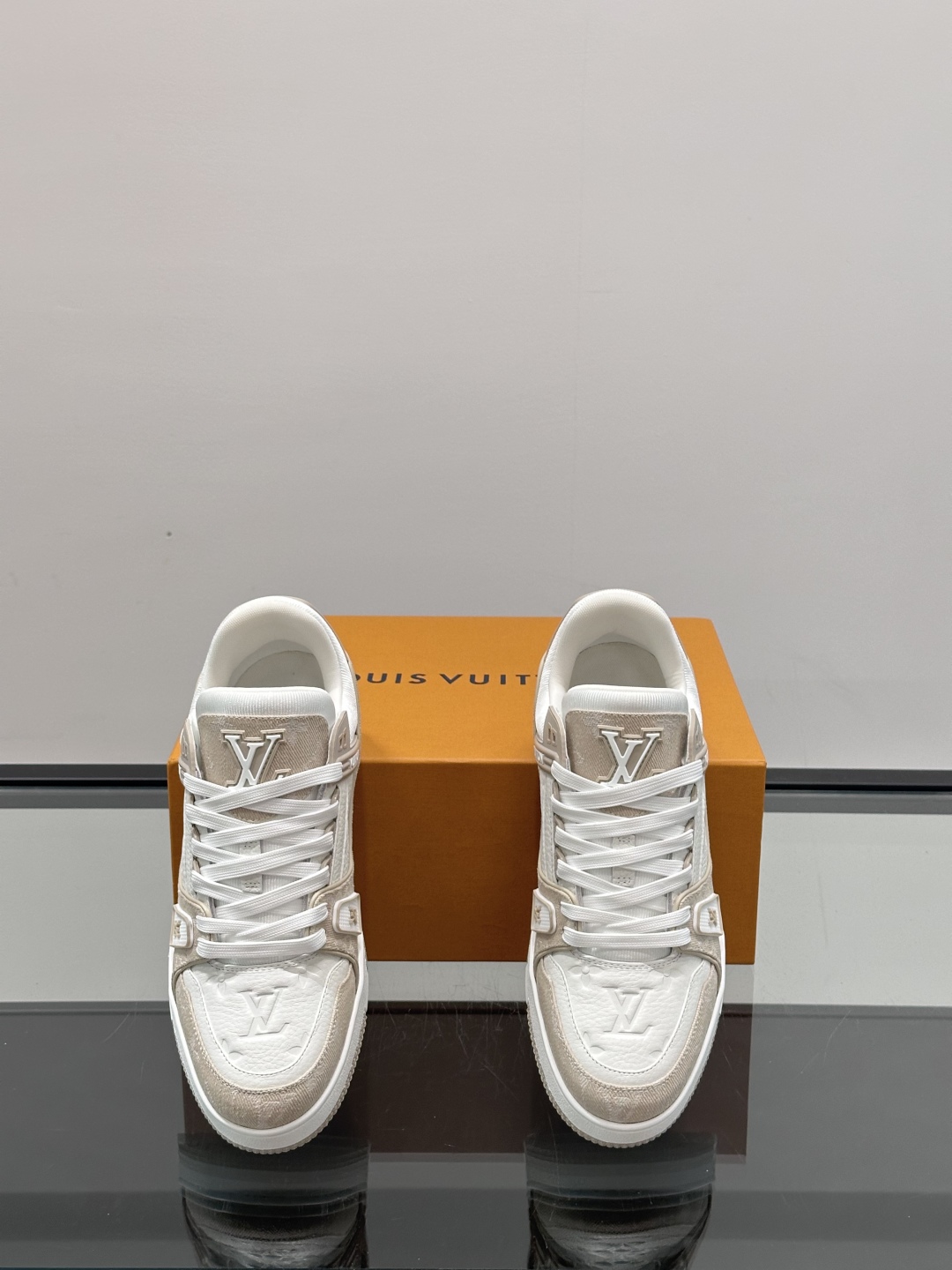 驴家 新配色 情侣款trainer运动鞋，本款 LV Trainer 运动鞋取材柔软粒面小牛皮，呈现纯净