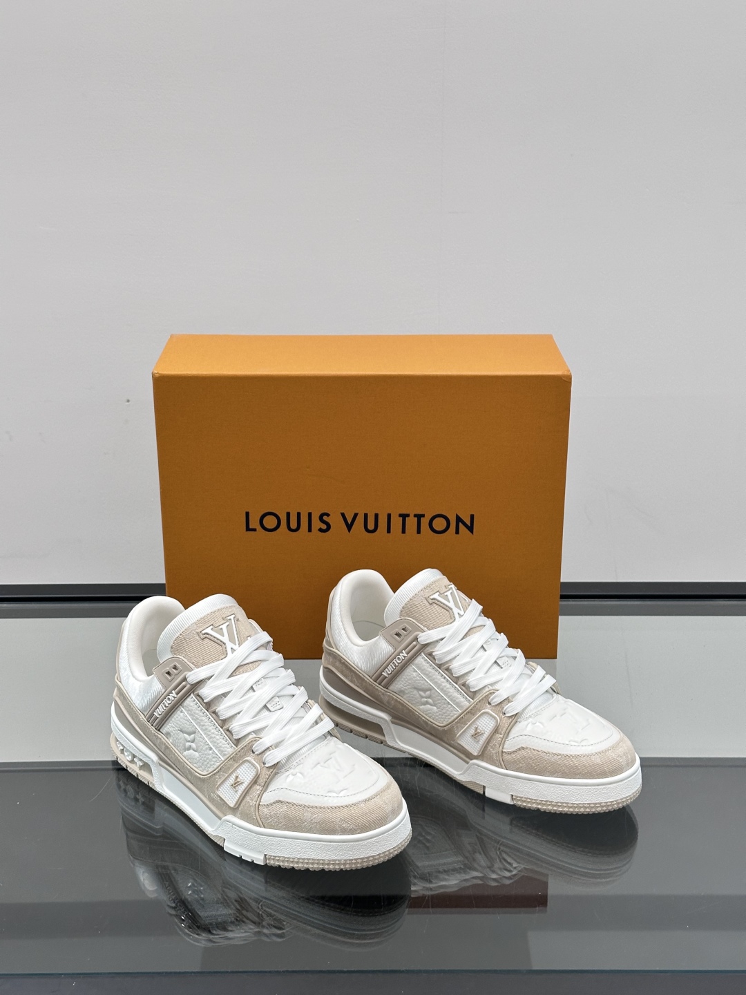 驴家 新配色 情侣款trainer运动鞋，本款 LV Trainer 运动鞋取材柔软粒面小牛皮，呈现纯净