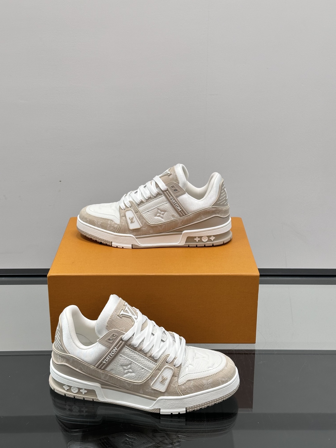 驴家 新配色 情侣款trainer运动鞋，本款 LV Trainer 运动鞋取材柔软粒面小牛皮，呈现纯净