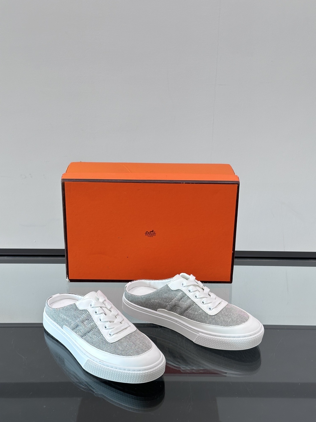 Hermes KeeP半拖运动鞋👟拖鞋爱好者狂喜作为一双拖鞋 他居然还有内增高👍好喜欢很干净秀气。这次经