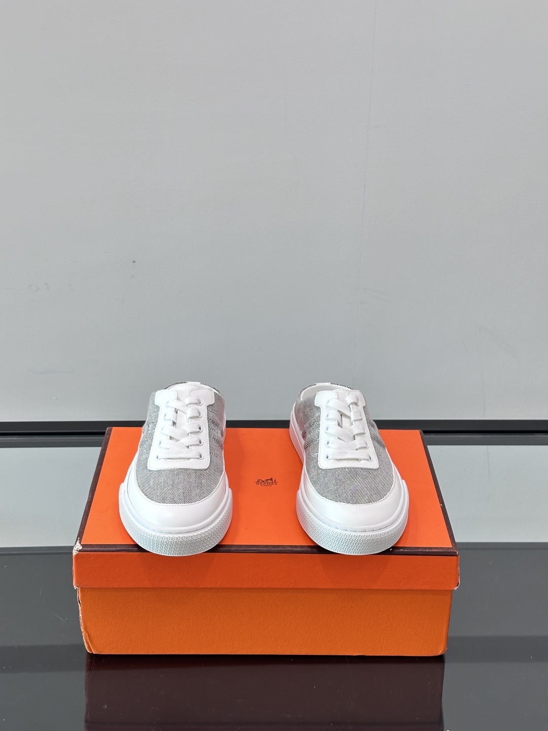 Hermes KeeP半拖运动鞋👟拖鞋爱好者狂喜作为一双拖鞋 他居然还有内增高👍好喜欢很干净秀气。这次经