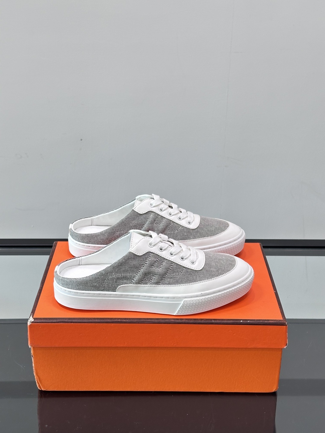Hermes KeeP半拖运动鞋👟拖鞋爱好者狂喜作为一双拖鞋 他居然还有内增高👍好喜欢很干净秀气。这次经