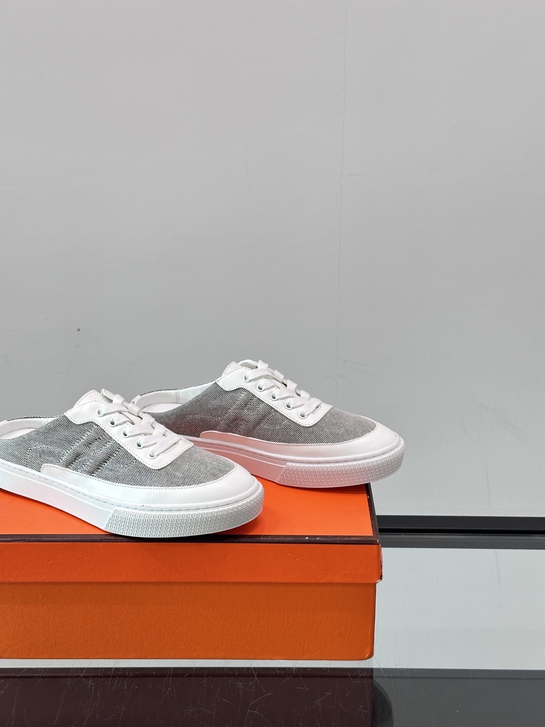 Hermes KeeP半拖运动鞋👟拖鞋爱好者狂喜作为一双拖鞋 他居然还有内增高👍好喜欢很干净秀气。这次经