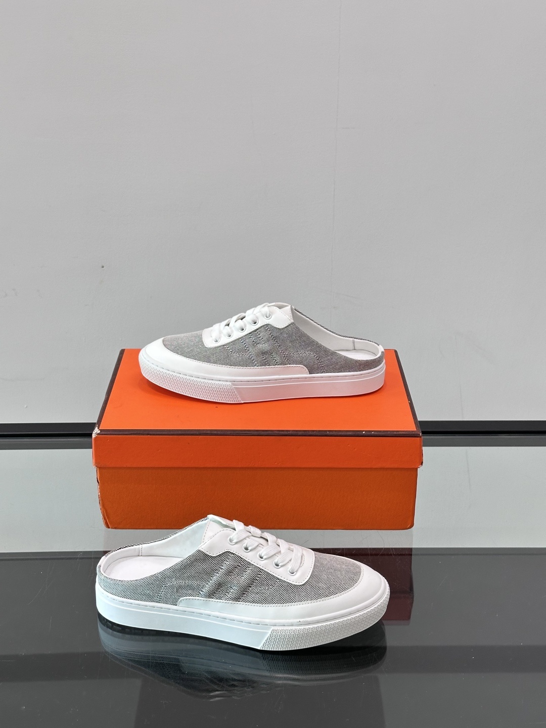 Hermes KeeP半拖运动鞋👟拖鞋爱好者狂喜作为一双拖鞋 他居然还有内增高👍好喜欢很干净秀气。这次经