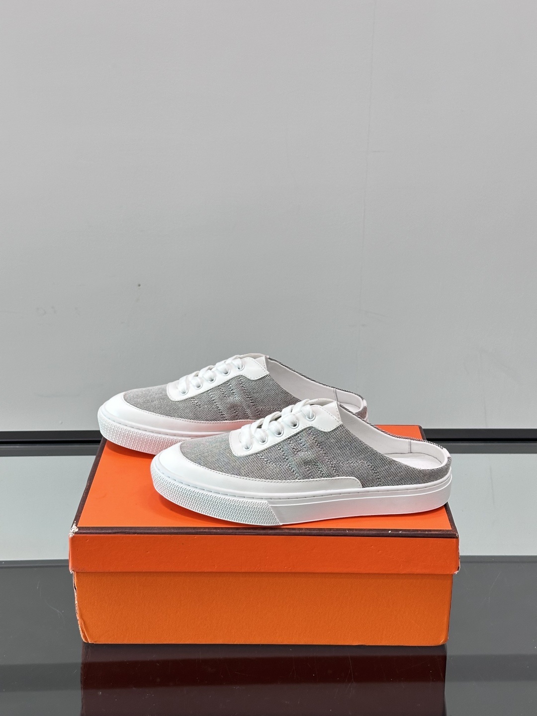 Hermes KeeP半拖运动鞋👟拖鞋爱好者狂喜作为一双拖鞋 他居然还有内增高👍好喜欢很干净秀气。这次经