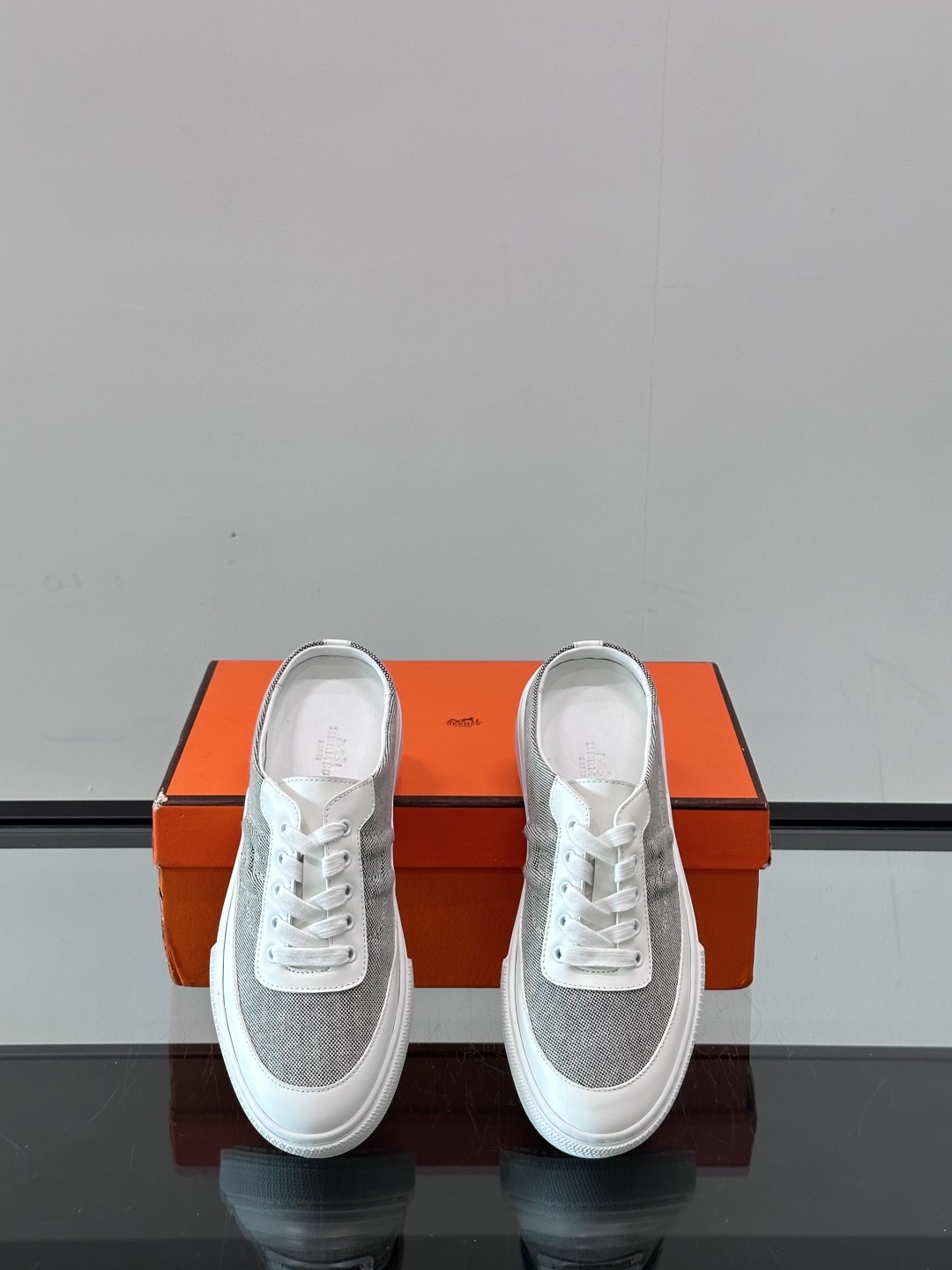 Hermes KeeP半拖运动鞋👟拖鞋爱好者狂喜作为一双拖鞋 他居然还有内增高👍好喜欢很干净秀气。这次经
