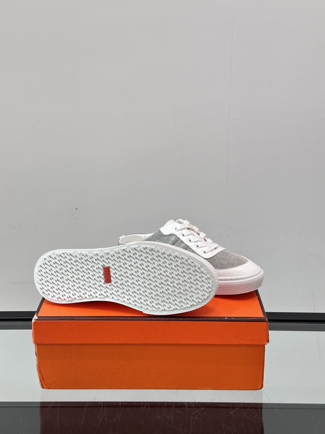 Hermes KeeP半拖运动鞋👟拖鞋爱好者狂喜作为一双拖鞋 他居然还有内增高👍好喜欢很干净秀气。这次经