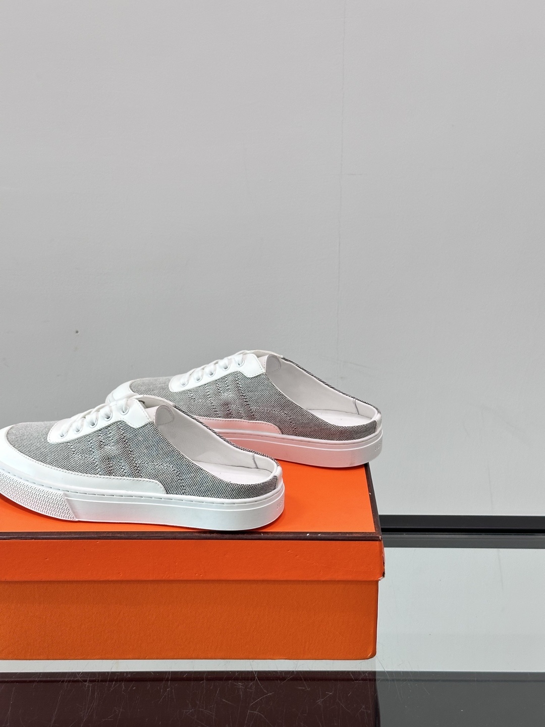 Hermes KeeP半拖运动鞋👟拖鞋爱好者狂喜作为一双拖鞋 他居然还有内增高👍好喜欢很干净秀气。这次经