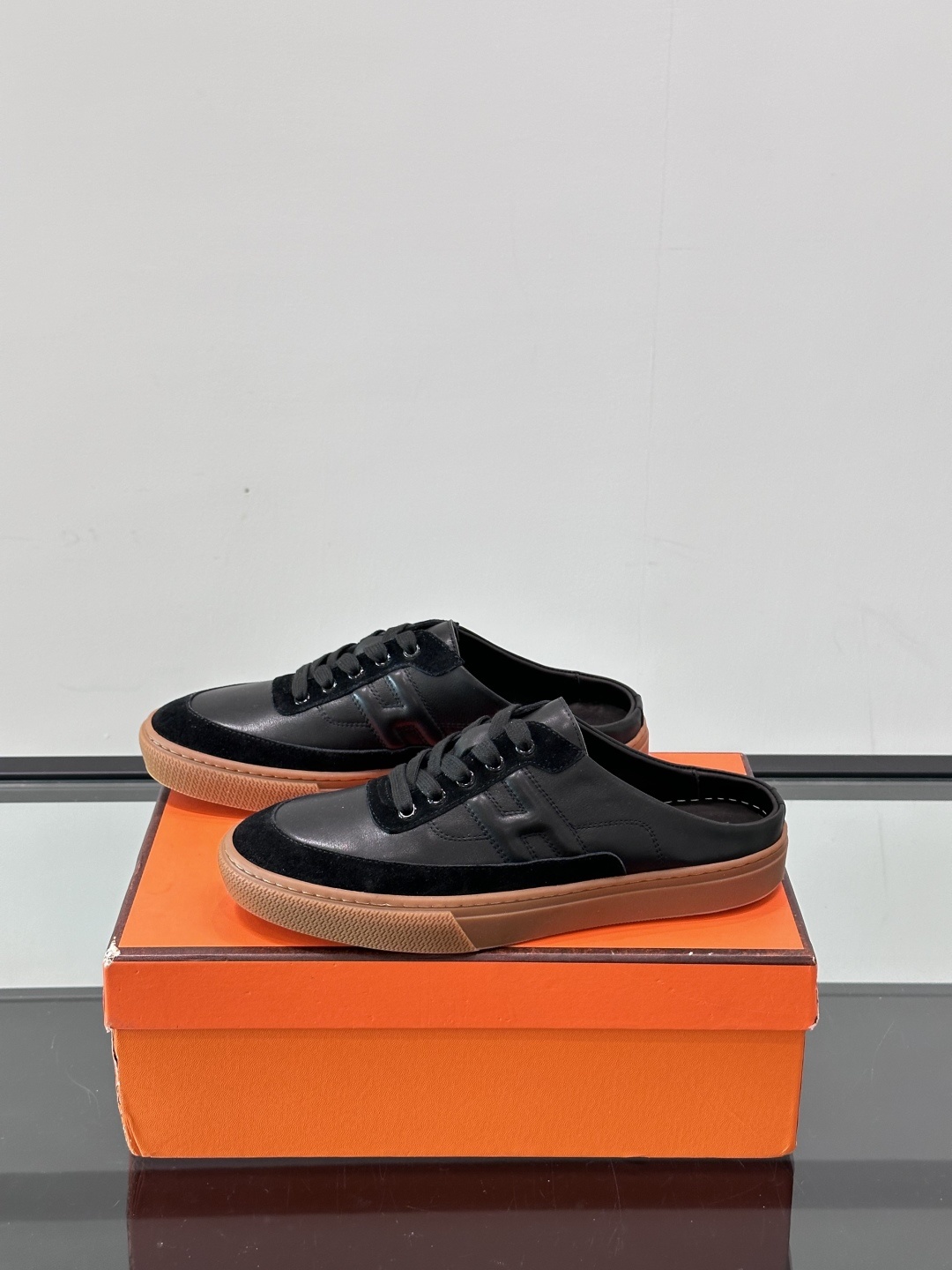 Hermes KeeP半拖运动鞋👟拖鞋爱好者狂喜作为一双拖鞋 他居然还有内增高👍好喜欢很干净秀气。这次经