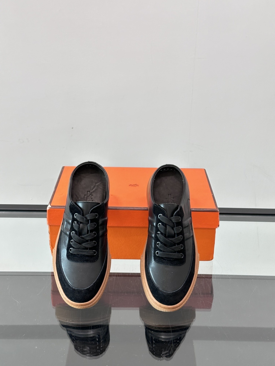 Hermes KeeP半拖运动鞋👟拖鞋爱好者狂喜作为一双拖鞋 他居然还有内增高👍好喜欢很干净秀气。这次经