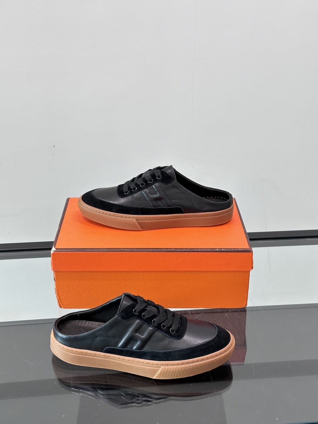 Hermes KeeP半拖运动鞋👟拖鞋爱好者狂喜作为一双拖鞋 他居然还有内增高👍好喜欢很干净秀气。这次经