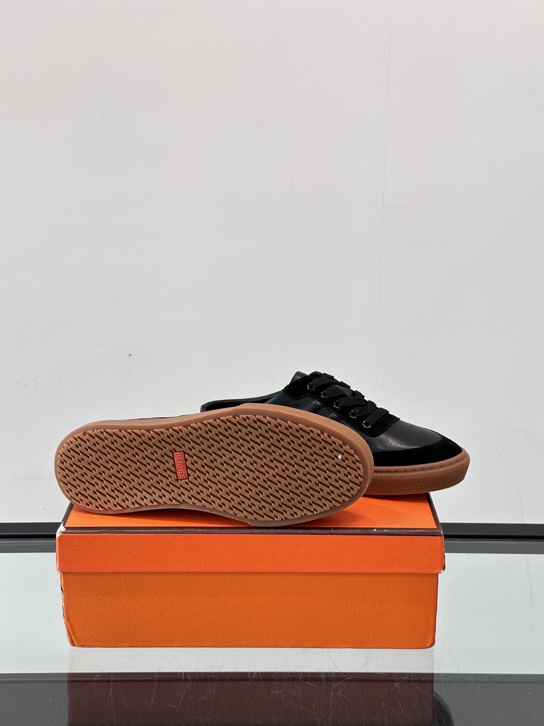 Hermes KeeP半拖运动鞋👟拖鞋爱好者狂喜作为一双拖鞋 他居然还有内增高👍好喜欢很干净秀气。这次经