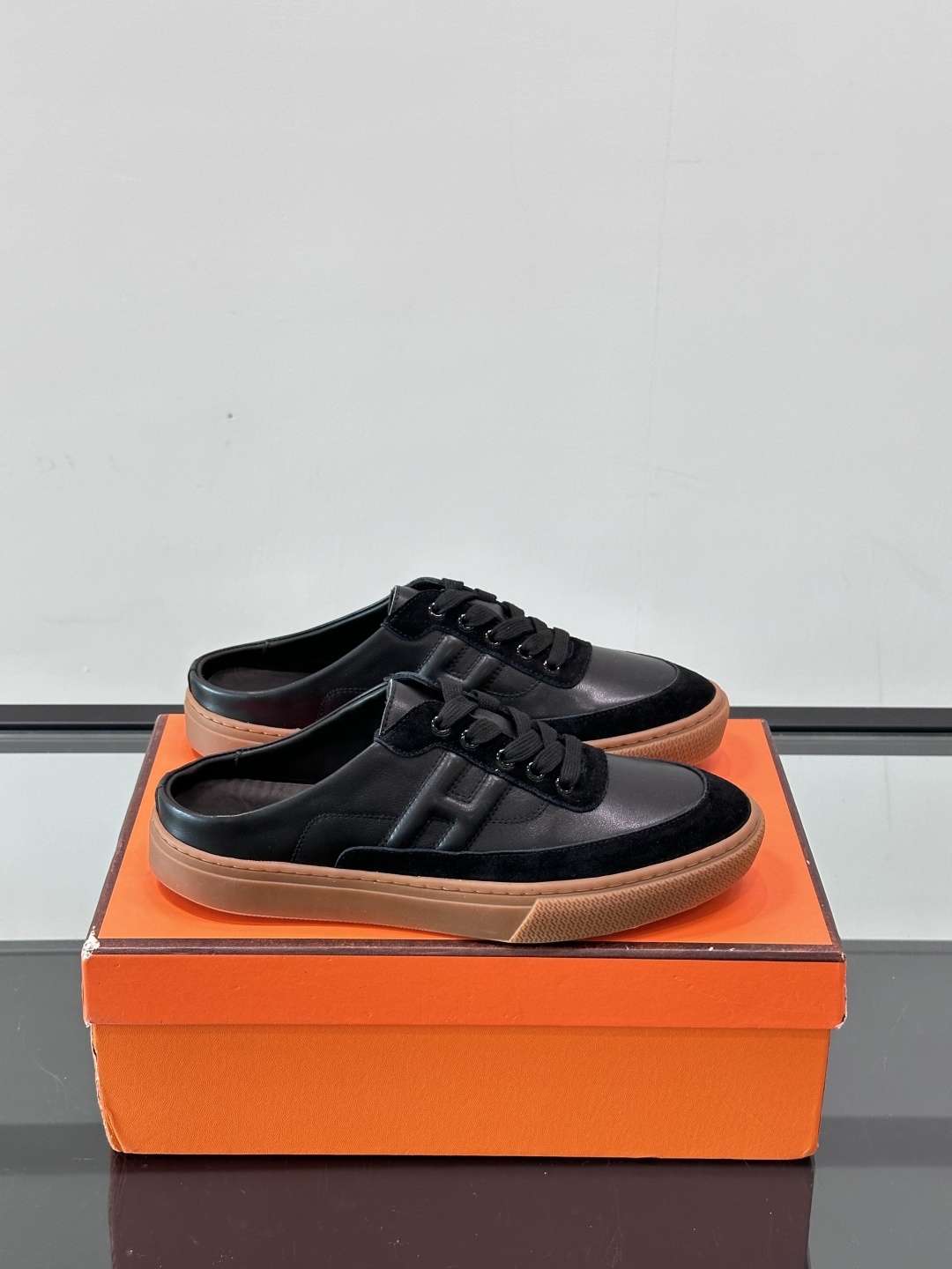 Hermes KeeP半拖运动鞋👟拖鞋爱好者狂喜作为一双拖鞋 他居然还有内增高👍好喜欢很干净秀气。这次经