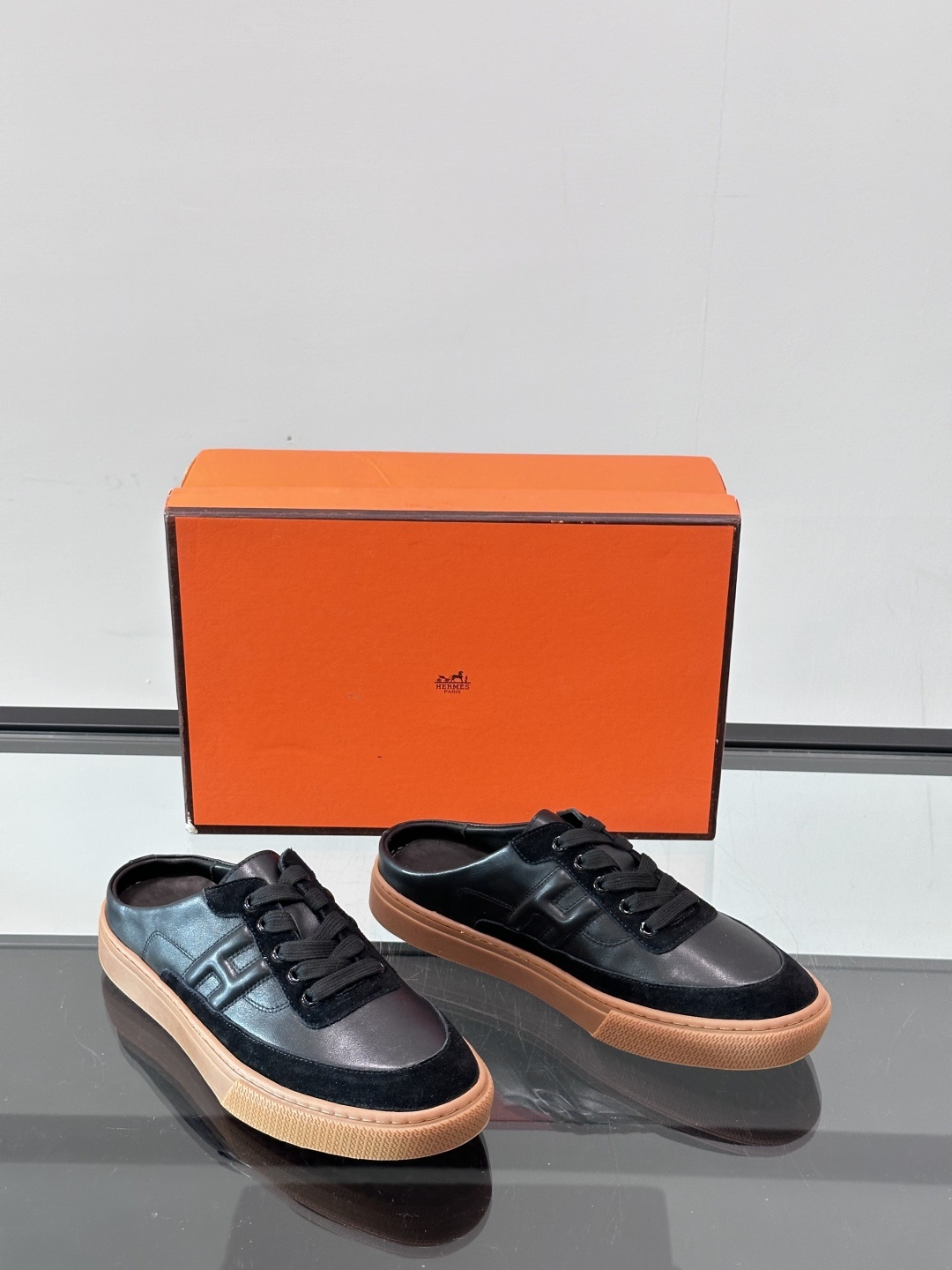Hermes KeeP半拖运动鞋👟拖鞋爱好者狂喜作为一双拖鞋 他居然还有内增高👍好喜欢很干净秀气。这次经