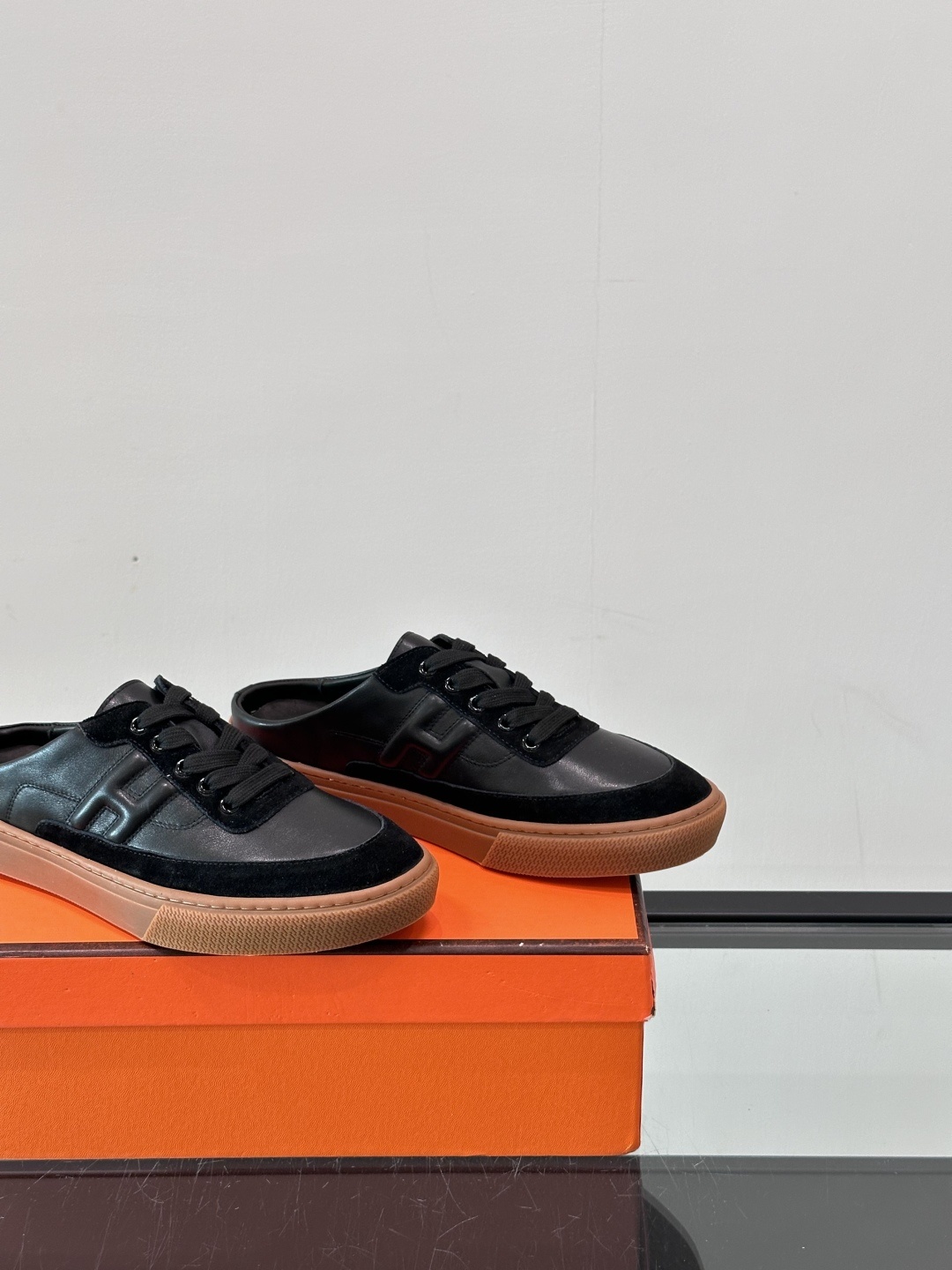Hermes KeeP半拖运动鞋👟拖鞋爱好者狂喜作为一双拖鞋 他居然还有内增高👍好喜欢很干净秀气。这次经