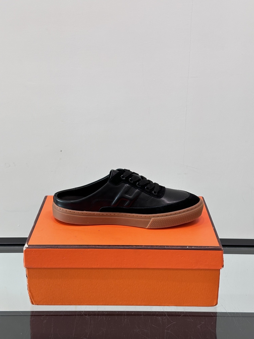 Hermes KeeP半拖运动鞋👟拖鞋爱好者狂喜作为一双拖鞋 他居然还有内增高👍好喜欢很干净秀气。这次经
