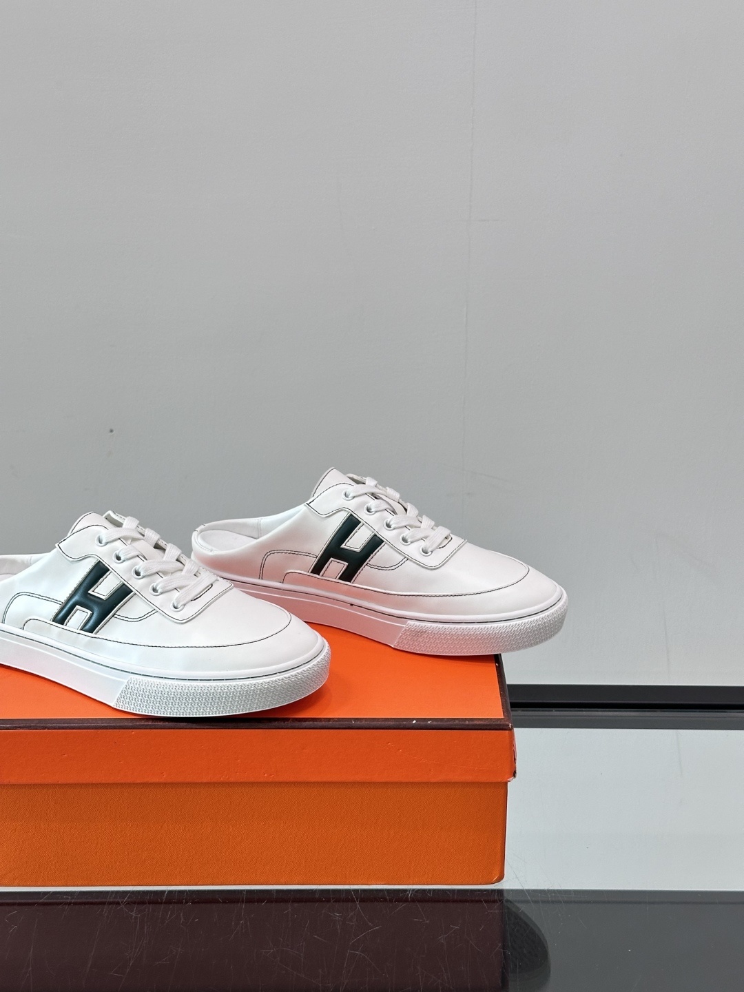 Hermes KeeP半拖运动鞋👟拖鞋爱好者狂喜作为一双拖鞋 他居然还有内增高👍好喜欢很干净秀气。这次经