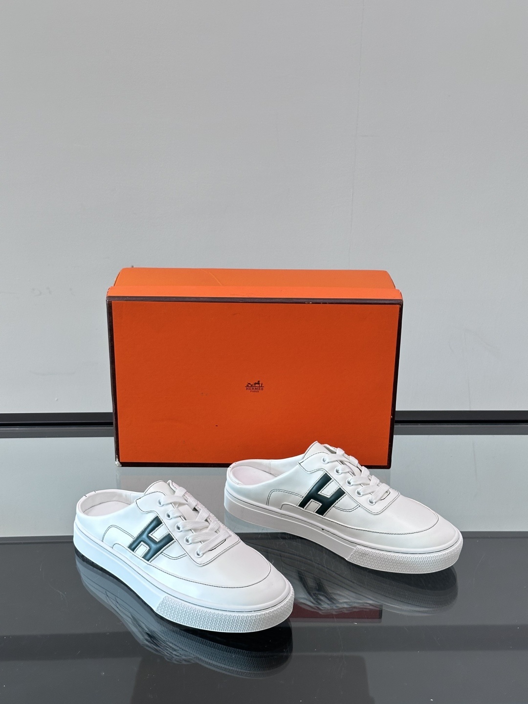 Hermes KeeP半拖运动鞋👟拖鞋爱好者狂喜作为一双拖鞋 他居然还有内增高👍好喜欢很干净秀气。这次经