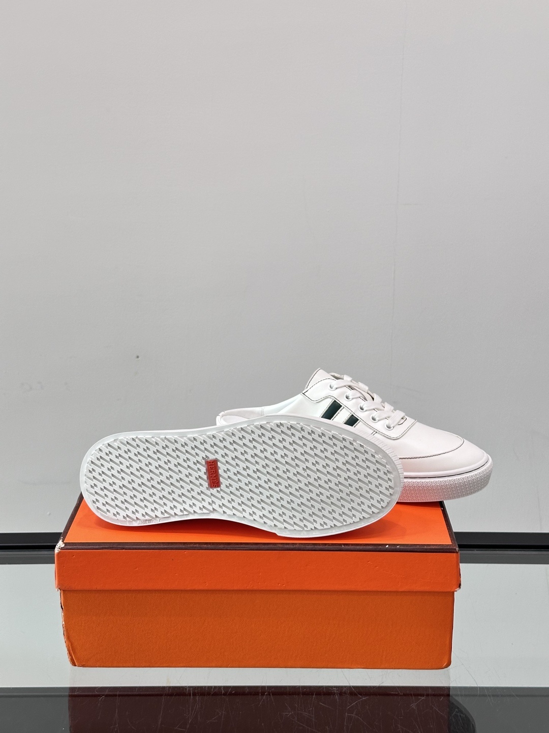Hermes KeeP半拖运动鞋👟拖鞋爱好者狂喜作为一双拖鞋 他居然还有内增高👍好喜欢很干净秀气。这次经