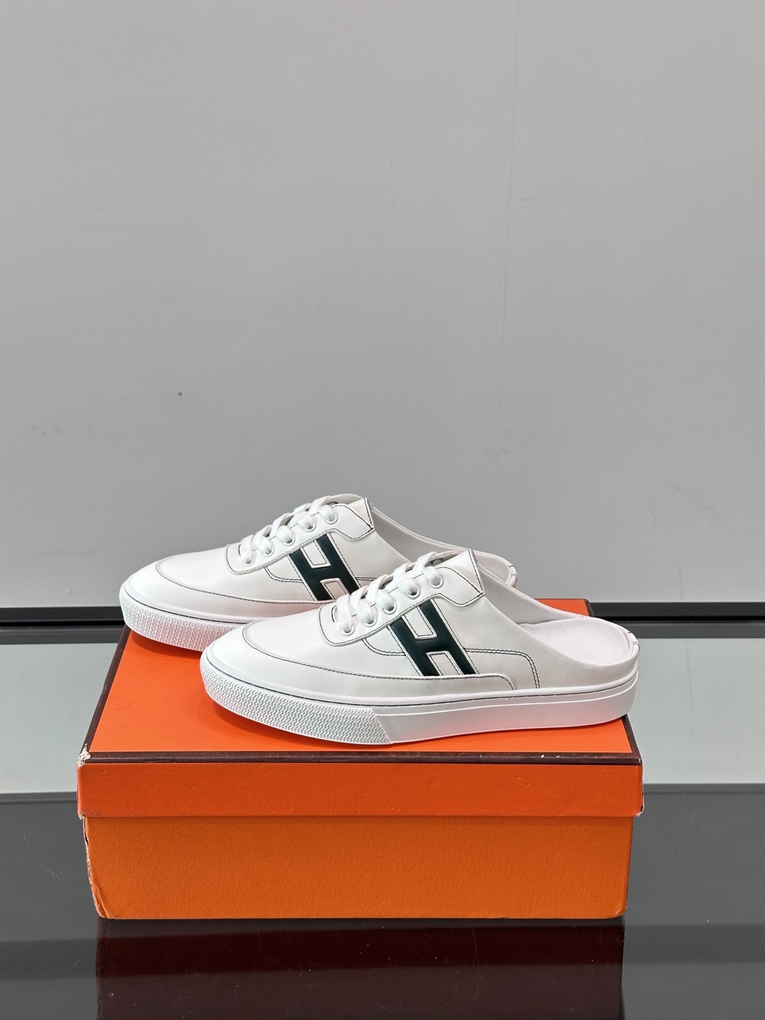 Hermes KeeP半拖运动鞋👟拖鞋爱好者狂喜作为一双拖鞋 他居然还有内增高👍好喜欢很干净秀气。这次经
