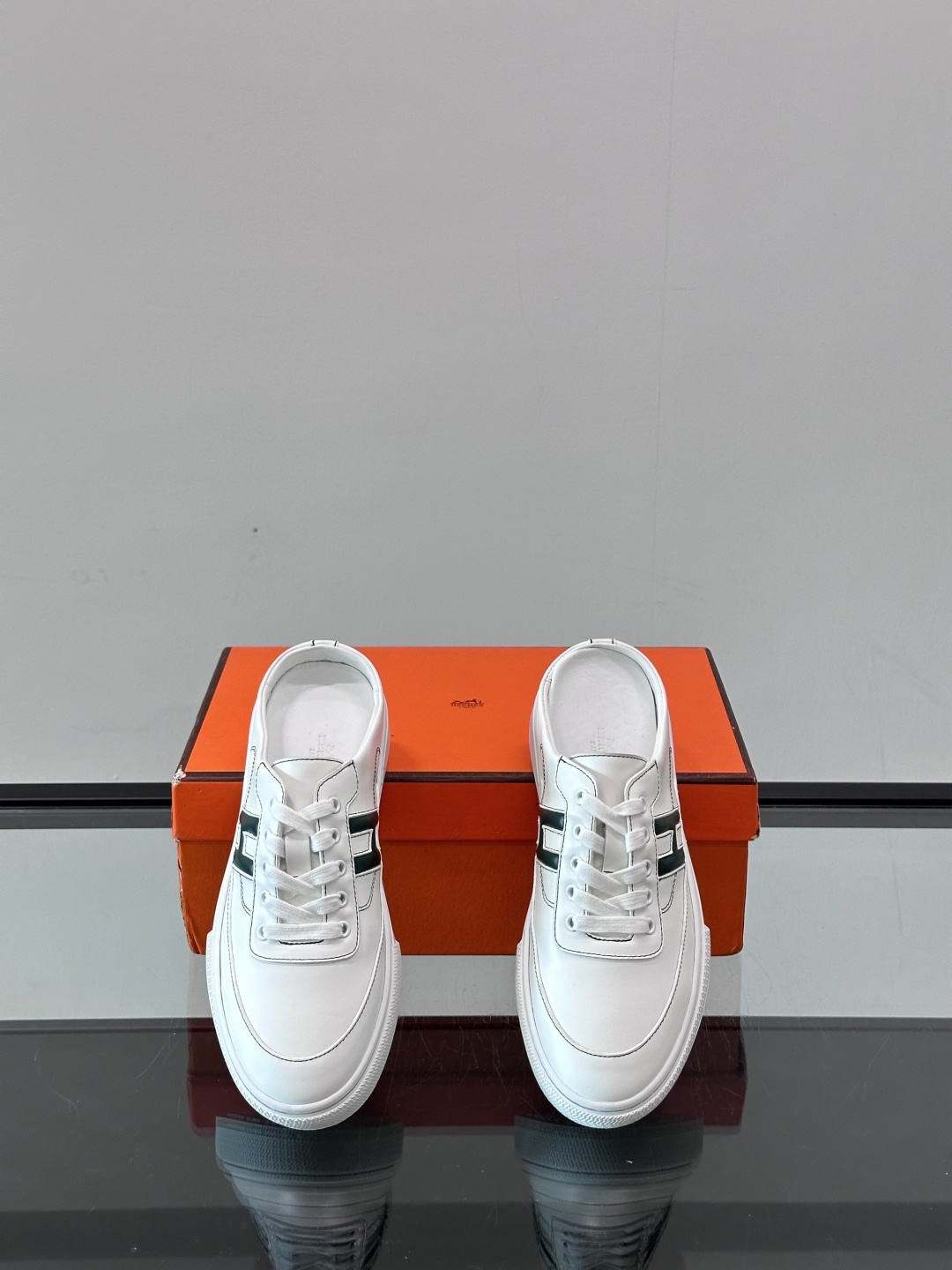 Hermes KeeP半拖运动鞋👟拖鞋爱好者狂喜作为一双拖鞋 他居然还有内增高👍好喜欢很干净秀气。这次经