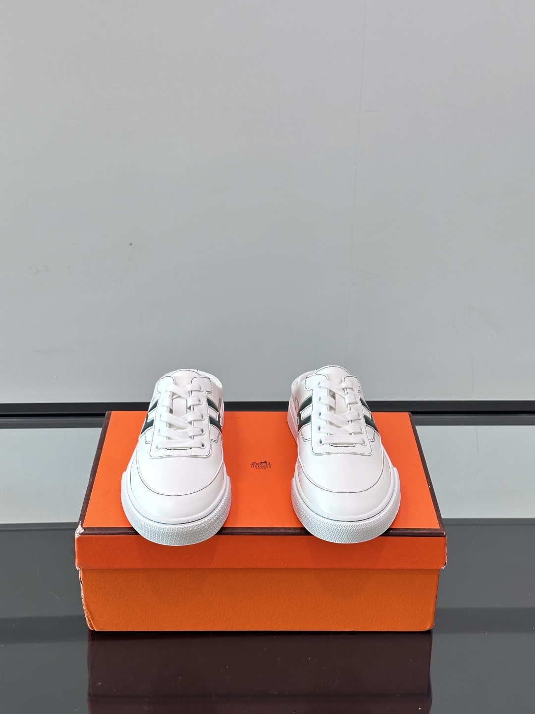 Hermes KeeP半拖运动鞋👟拖鞋爱好者狂喜作为一双拖鞋 他居然还有内增高👍好喜欢很干净秀气。这次经