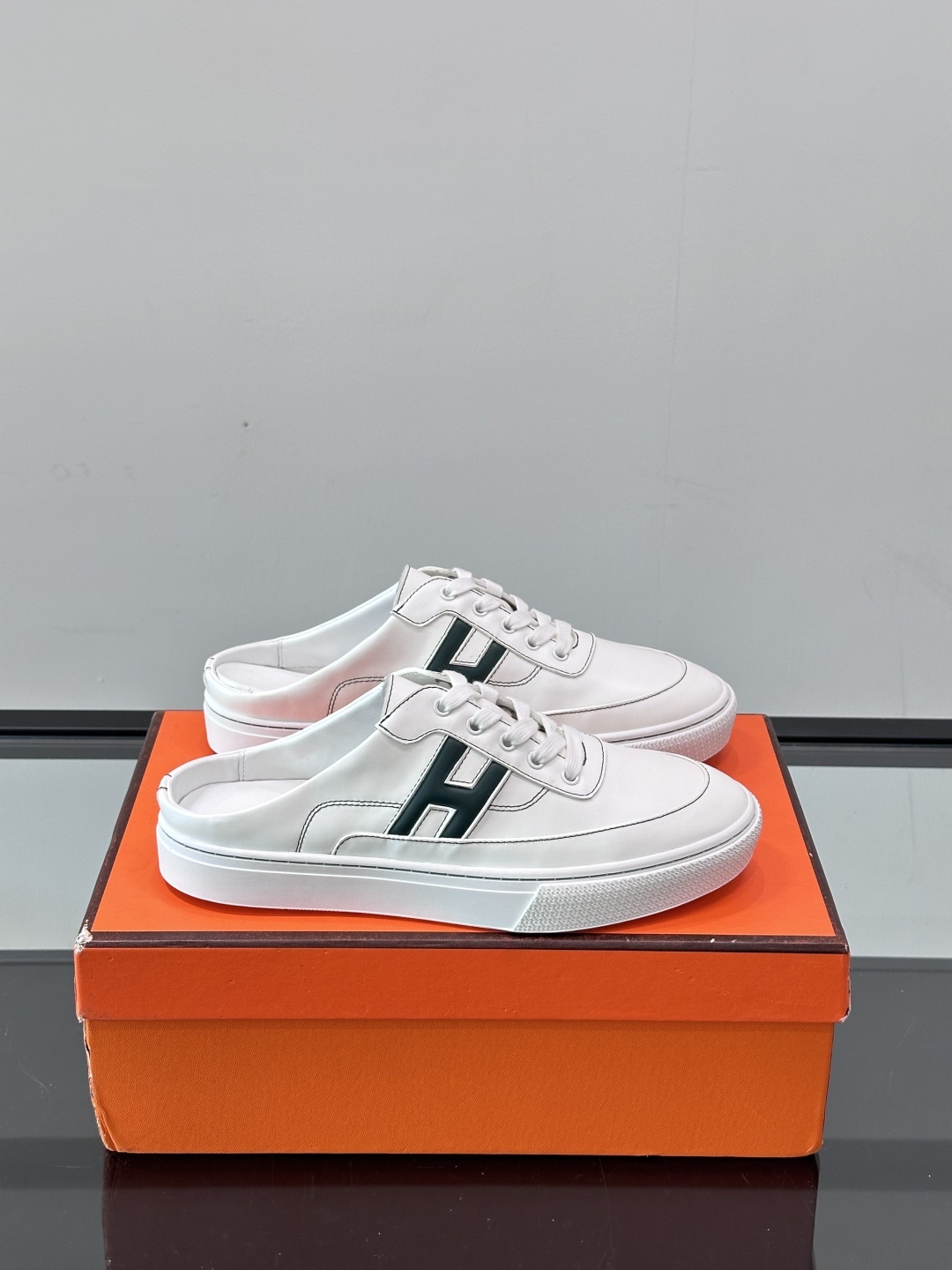 Hermes KeeP半拖运动鞋👟拖鞋爱好者狂喜作为一双拖鞋 他居然还有内增高👍好喜欢很干净秀气。这次经
