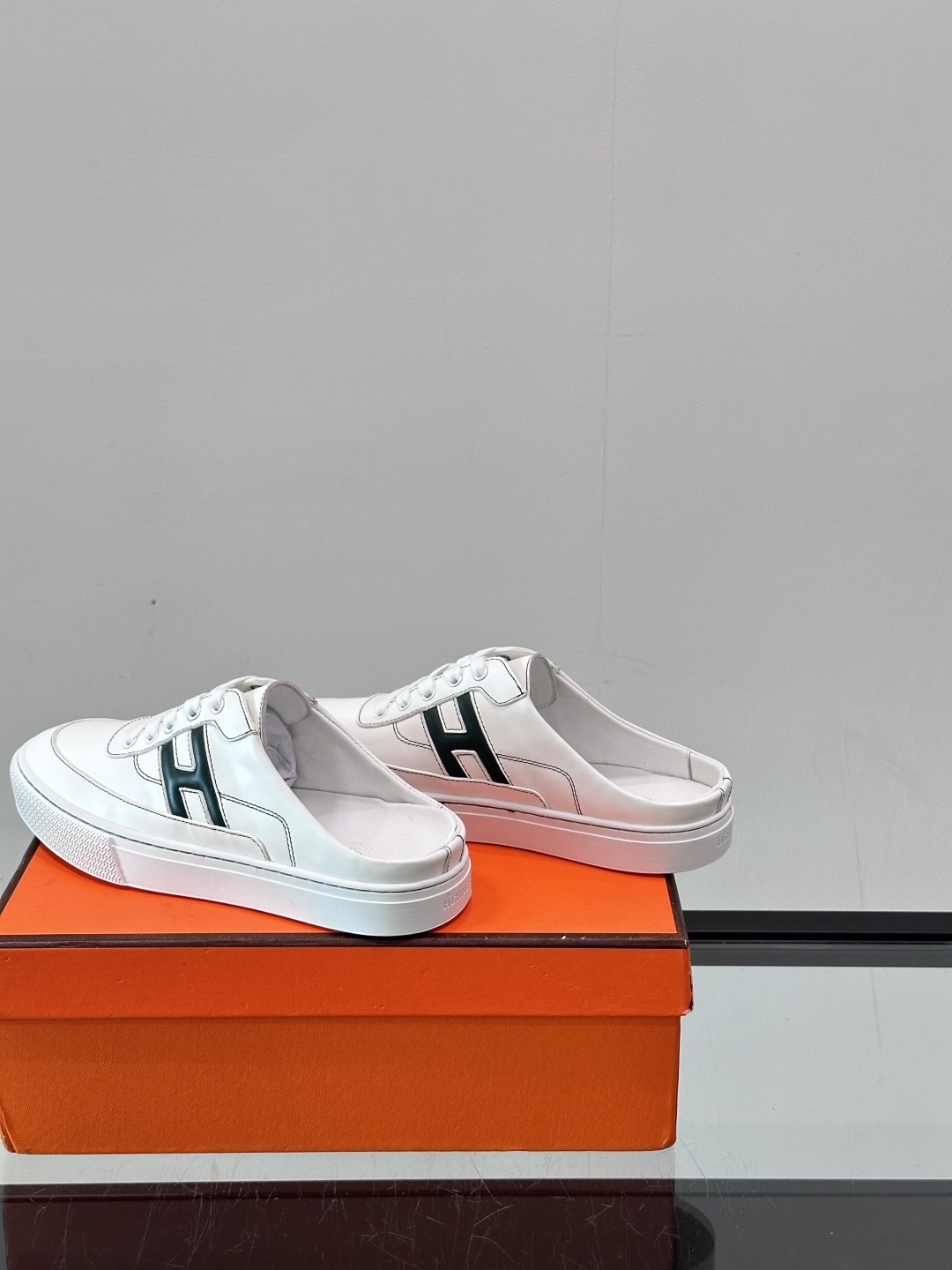 Hermes KeeP半拖运动鞋👟拖鞋爱好者狂喜作为一双拖鞋 他居然还有内增高👍好喜欢很干净秀气。这次经