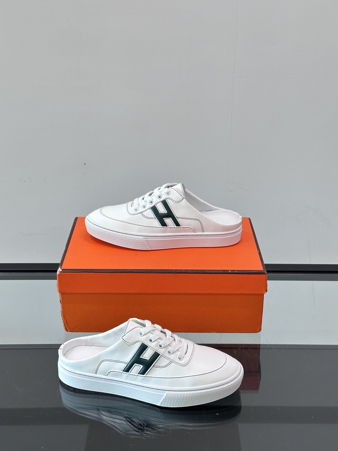 Hermes KeeP半拖运动鞋👟拖鞋爱好者狂喜作为一双拖鞋 他居然还有内增高👍好喜欢很干净秀气。这次经