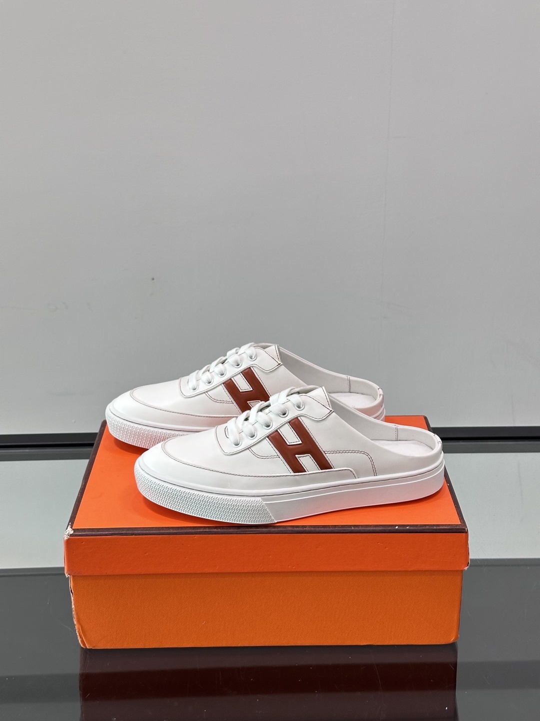 Hermes KeeP半拖运动鞋👟拖鞋爱好者狂喜作为一双拖鞋 他居然还有内增高👍好喜欢很干净秀气。这次经