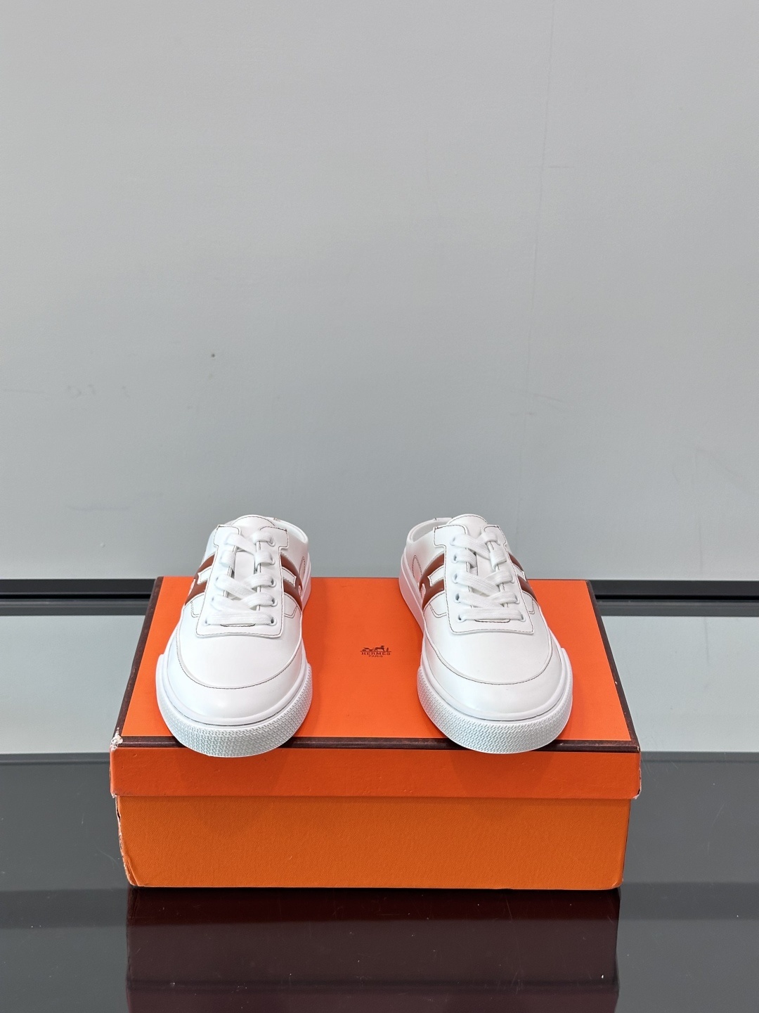 Hermes KeeP半拖运动鞋👟拖鞋爱好者狂喜作为一双拖鞋 他居然还有内增高👍好喜欢很干净秀气。这次经