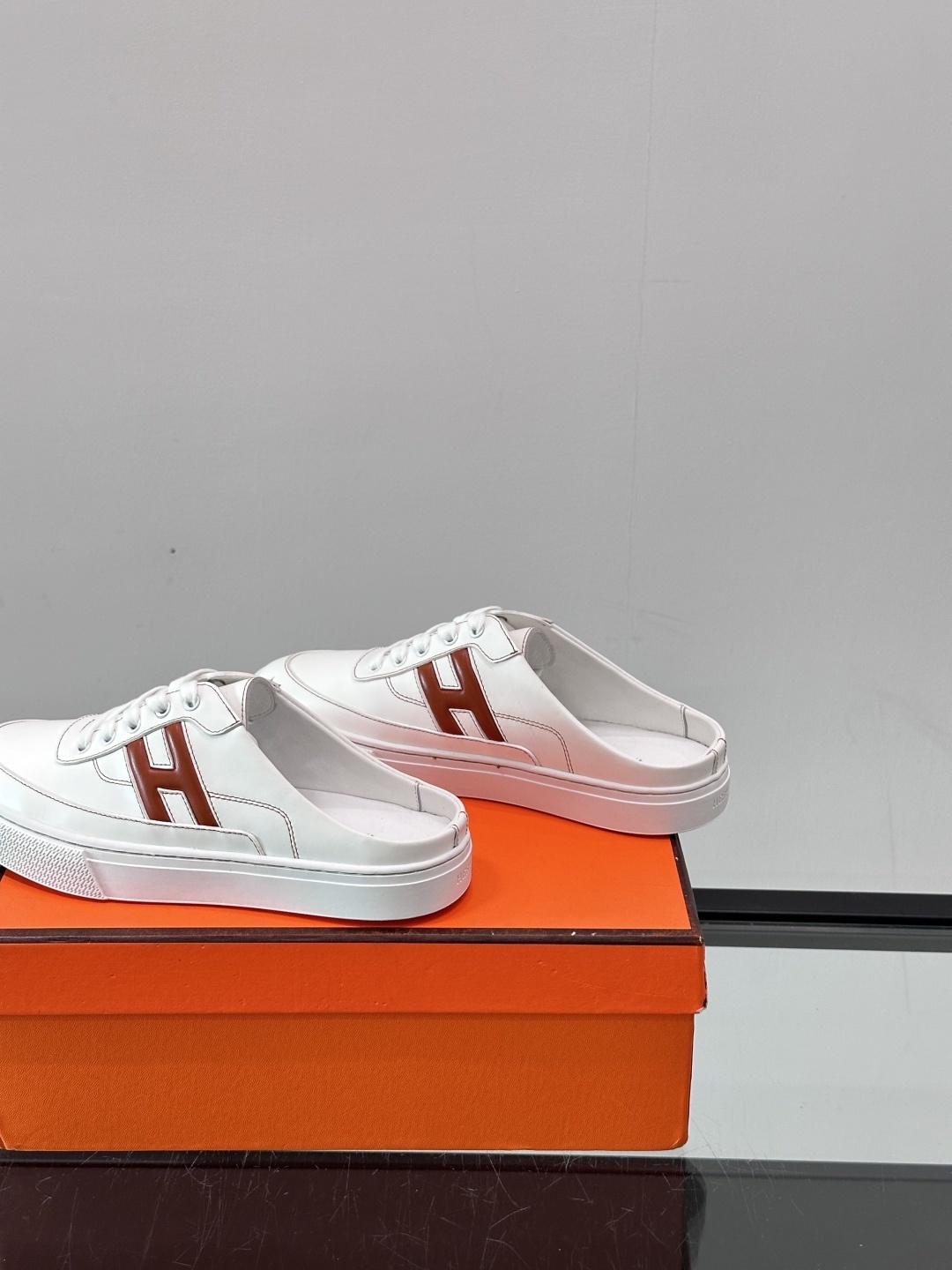 Hermes KeeP半拖运动鞋👟拖鞋爱好者狂喜作为一双拖鞋 他居然还有内增高👍好喜欢很干净秀气。这次经