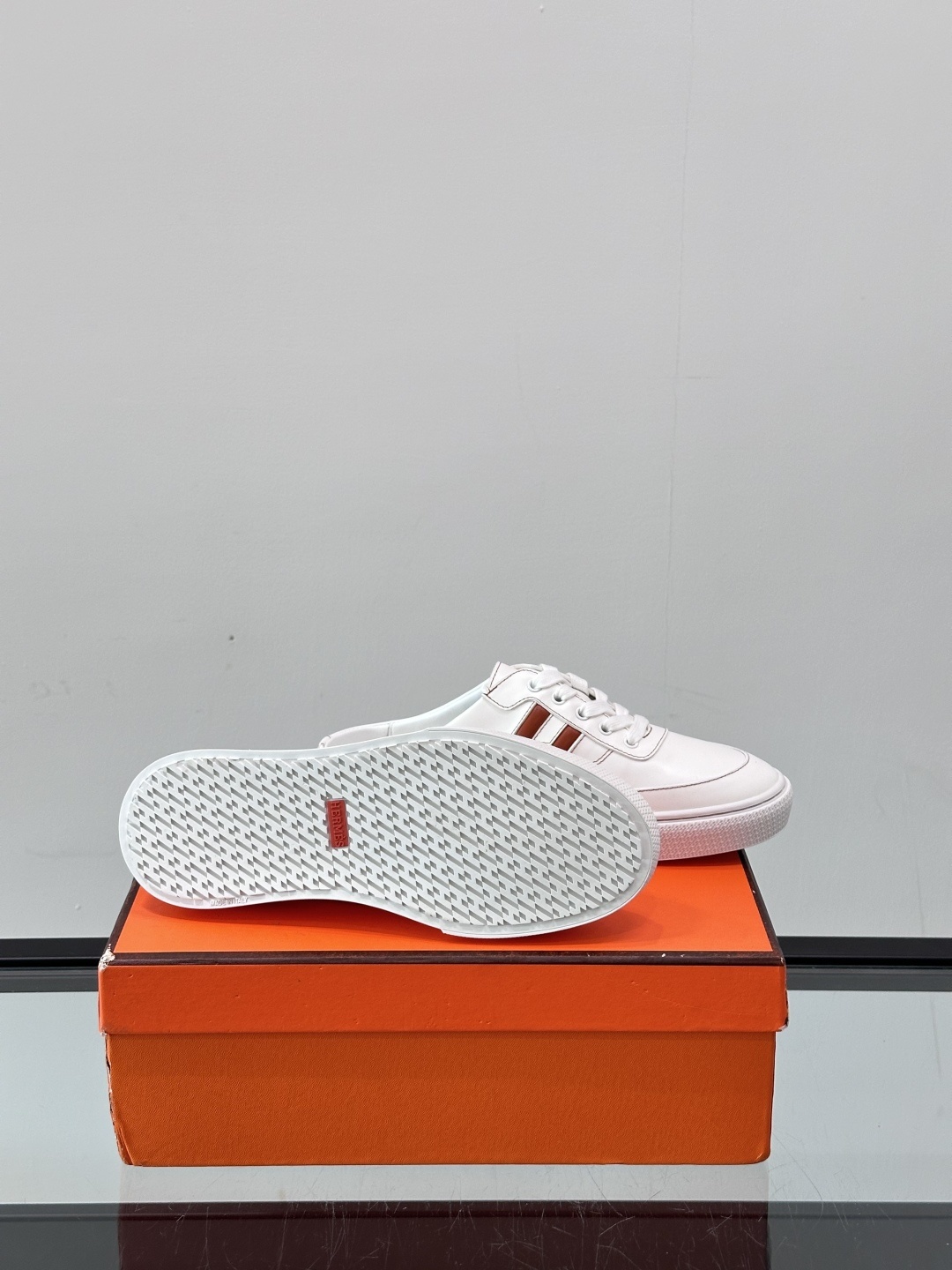 Hermes KeeP半拖运动鞋👟拖鞋爱好者狂喜作为一双拖鞋 他居然还有内增高👍好喜欢很干净秀气。这次经
