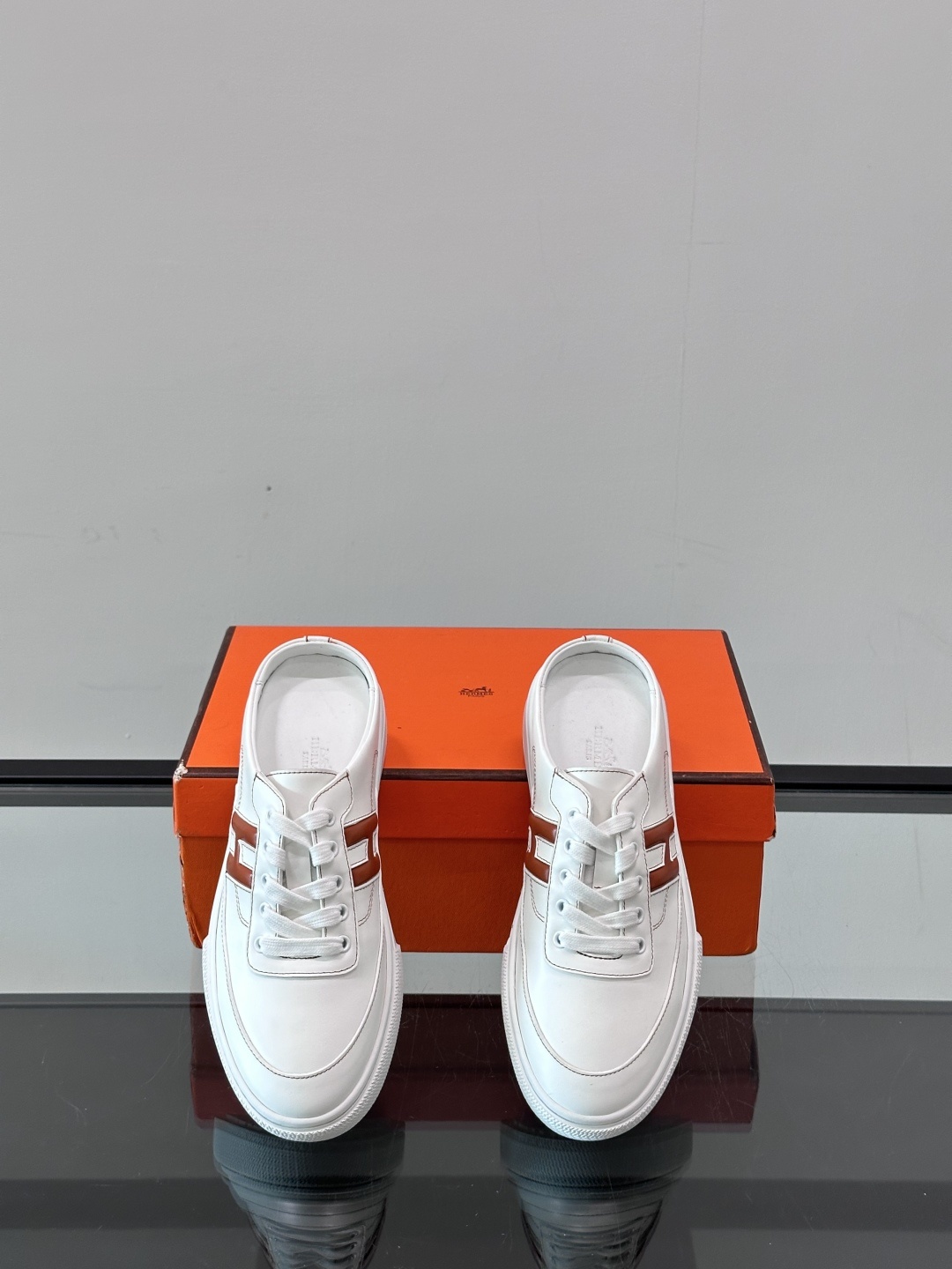 Hermes KeeP半拖运动鞋👟拖鞋爱好者狂喜作为一双拖鞋 他居然还有内增高👍好喜欢很干净秀气。这次经