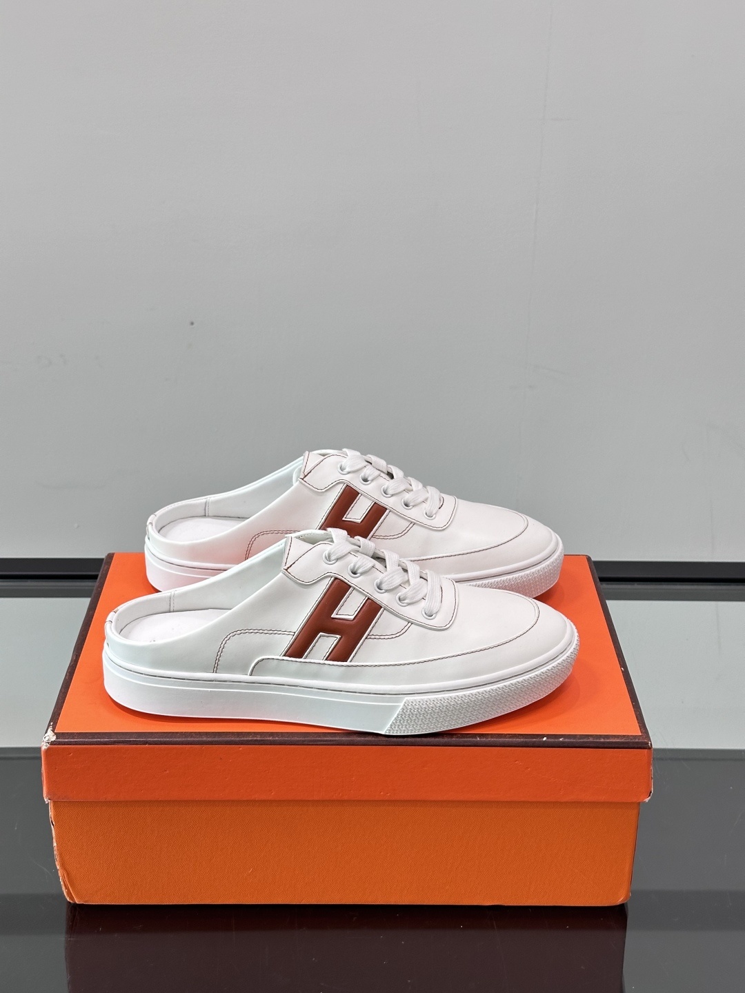 Hermes KeeP半拖运动鞋👟拖鞋爱好者狂喜作为一双拖鞋 他居然还有内增高👍好喜欢很干净秀气。这次经