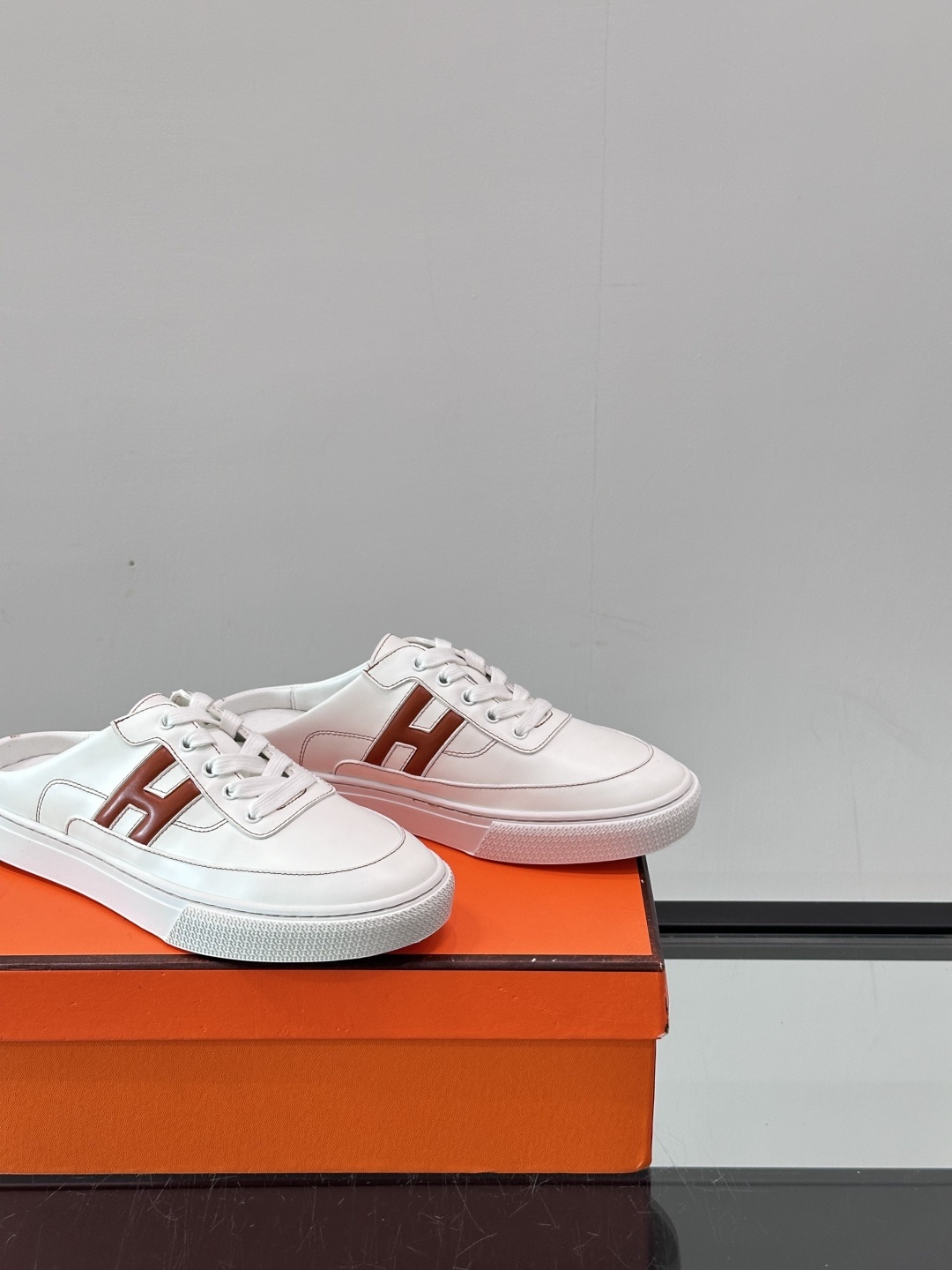Hermes KeeP半拖运动鞋👟拖鞋爱好者狂喜作为一双拖鞋 他居然还有内增高👍好喜欢很干净秀气。这次经