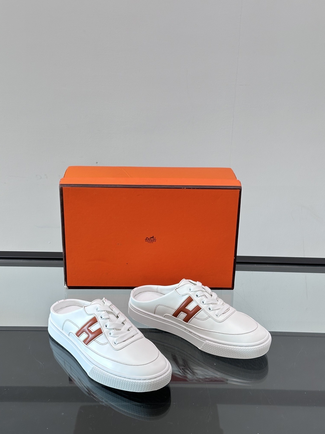 Hermes KeeP半拖运动鞋👟拖鞋爱好者狂喜作为一双拖鞋 他居然还有内增高👍好喜欢很干净秀气。这次经