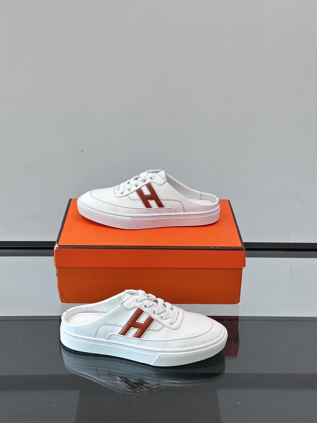 Hermes KeeP半拖运动鞋👟拖鞋爱好者狂喜作为一双拖鞋 他居然还有内增高👍好喜欢很干净秀气。这次经