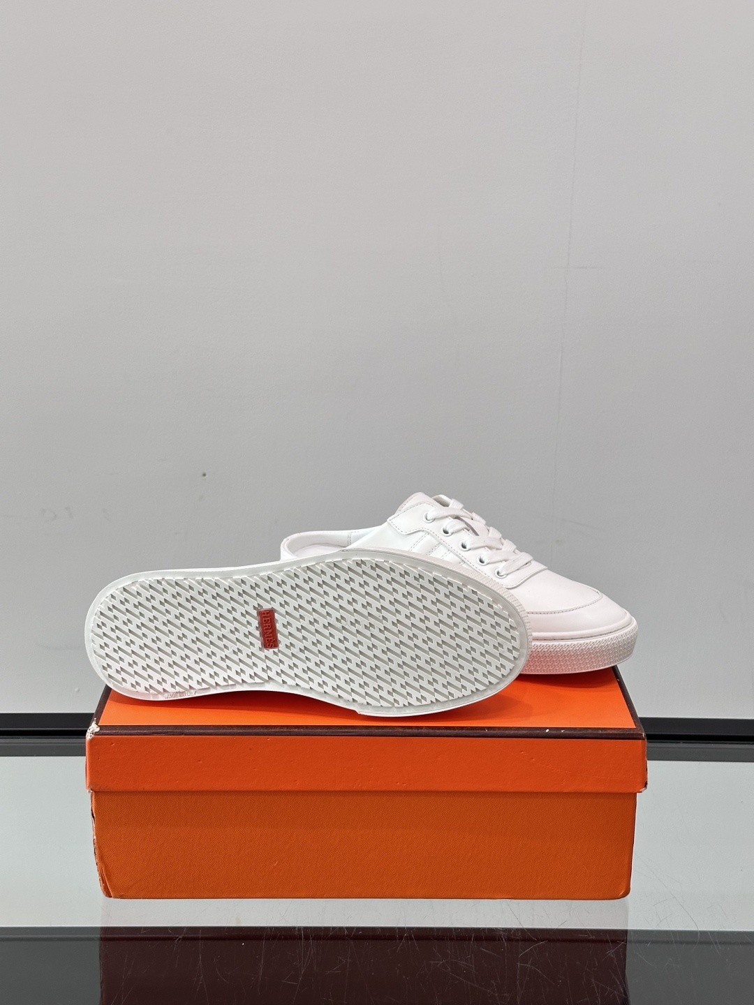 Hermes KeeP半拖运动鞋👟拖鞋爱好者狂喜作为一双拖鞋 他居然还有内增高👍好喜欢很干净秀气。这次经