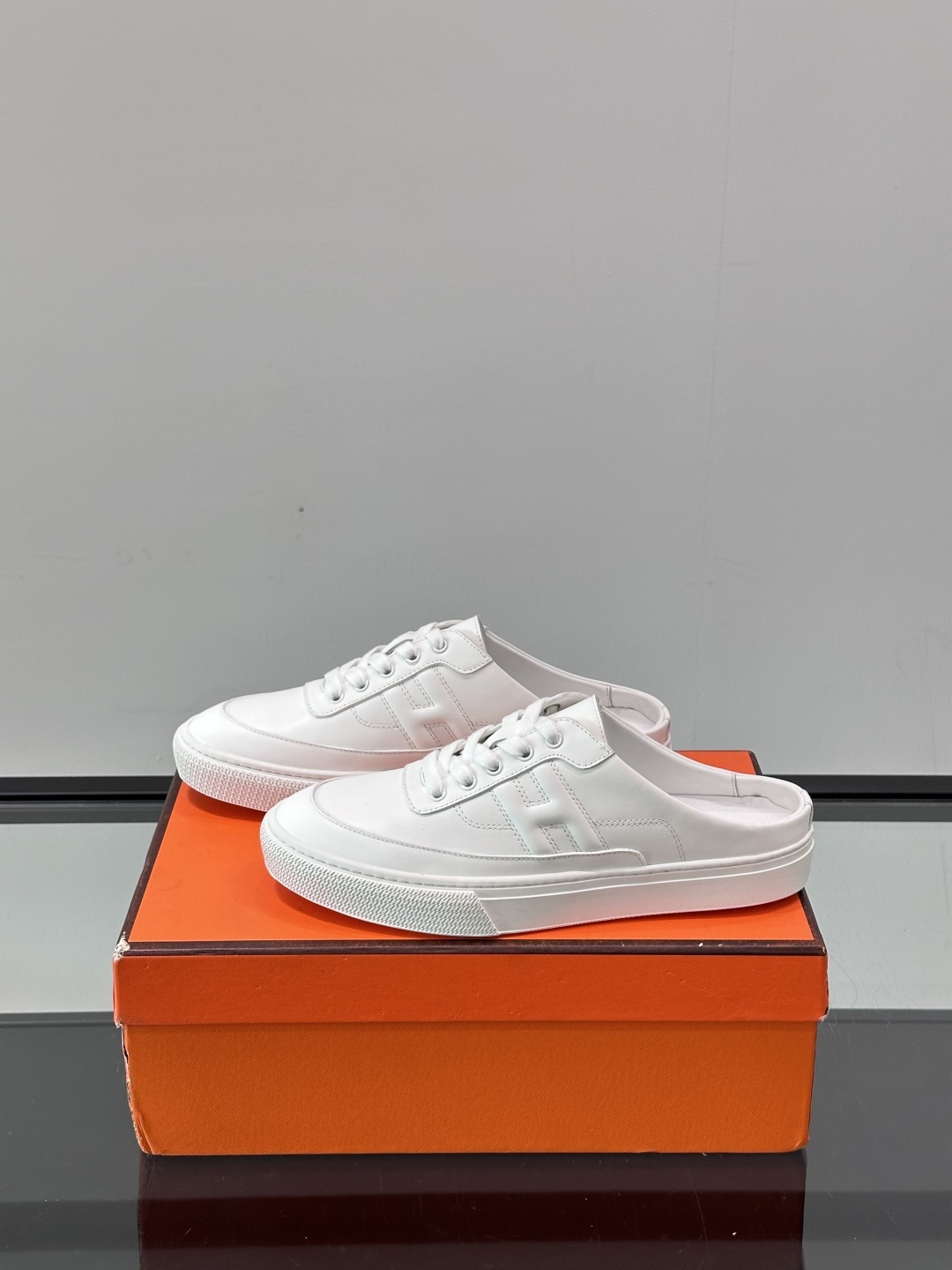 Hermes KeeP半拖运动鞋👟拖鞋爱好者狂喜作为一双拖鞋 他居然还有内增高👍好喜欢很干净秀气。这次经
